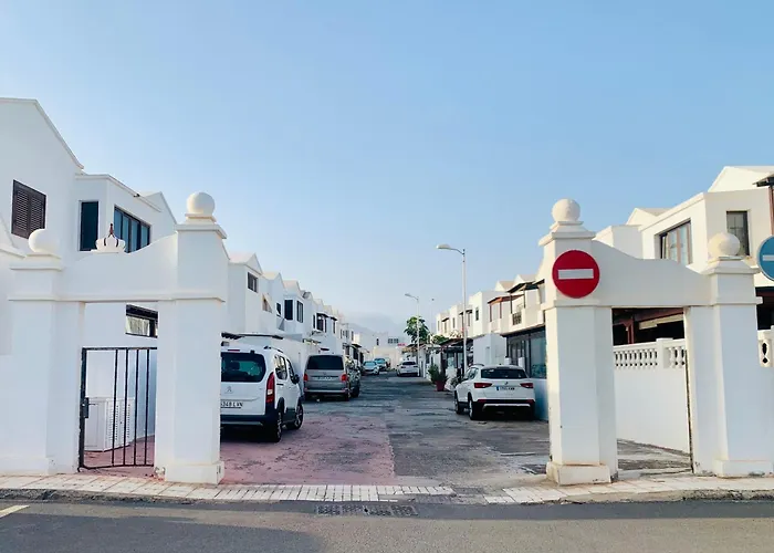 Privadas Cerca De La Playa Y Aeropuerto En Casa Compartida Con Otros Huespedes Feriehus