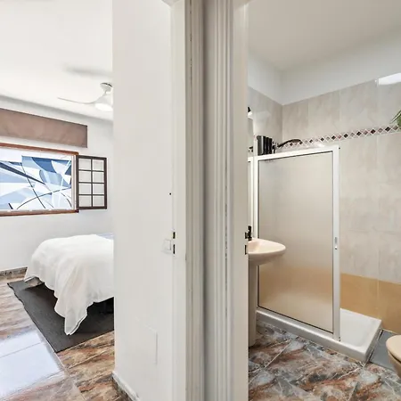 Privadas Cerca De La Playa Y Aeropuerto En Casa Compartida Con Otros Huespedes * Playa Honda (Lanzarote)